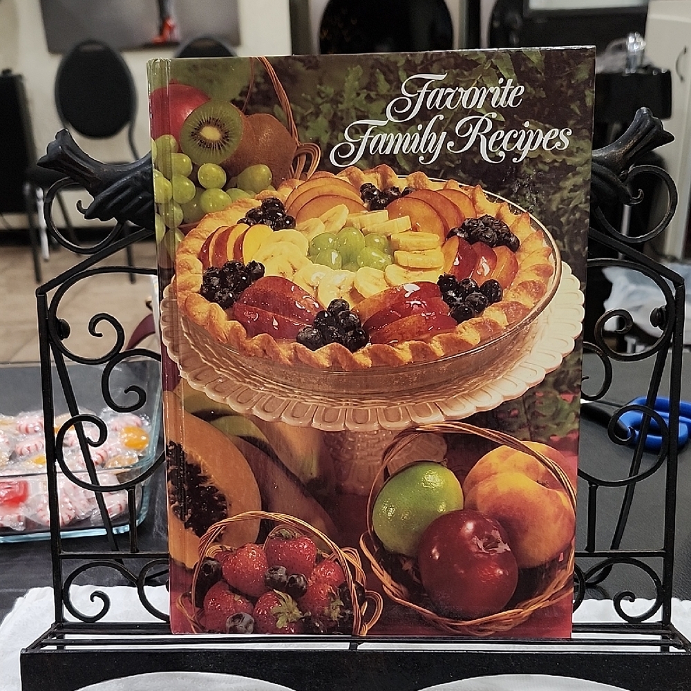 VINTAGE 1992 "FAVORITE FAMILY RECIPES" HARDCOVER COOKBOOK